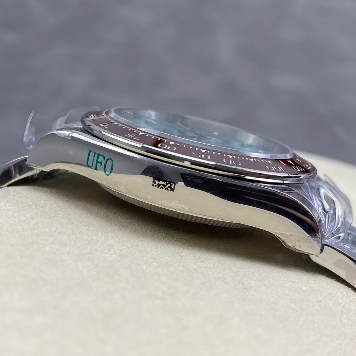 UFO stainless steel version - no card lock -Daytona 4131 movement - 904 stainless steel version