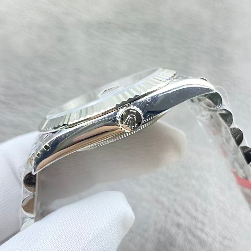 Log Series, with grey diamond dial!